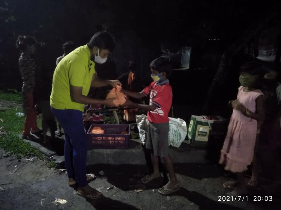 অসহায় পরিবার গুলোকে খাবার দিলেন উই ফর ইউ স্বেচ্ছাসেবী সংগঠন